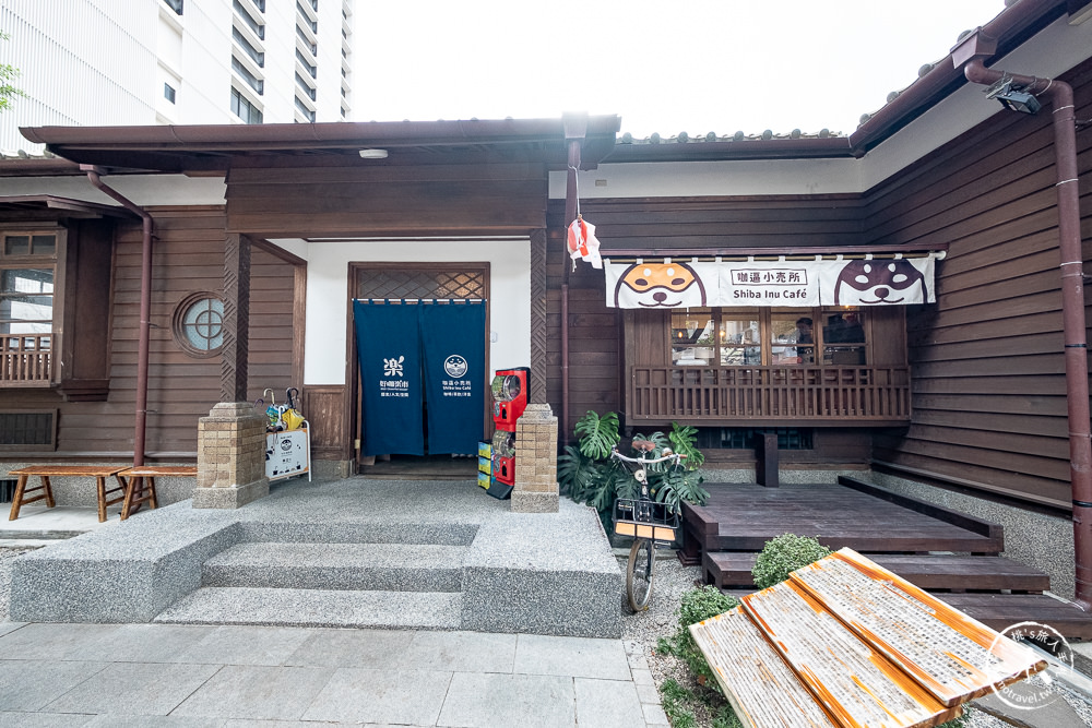 花蓮市區美食》柴犬陪你喝咖啡-咖逼小売所｜檢察長宿舍變身斗宅揀茶舍 (附菜單價格)