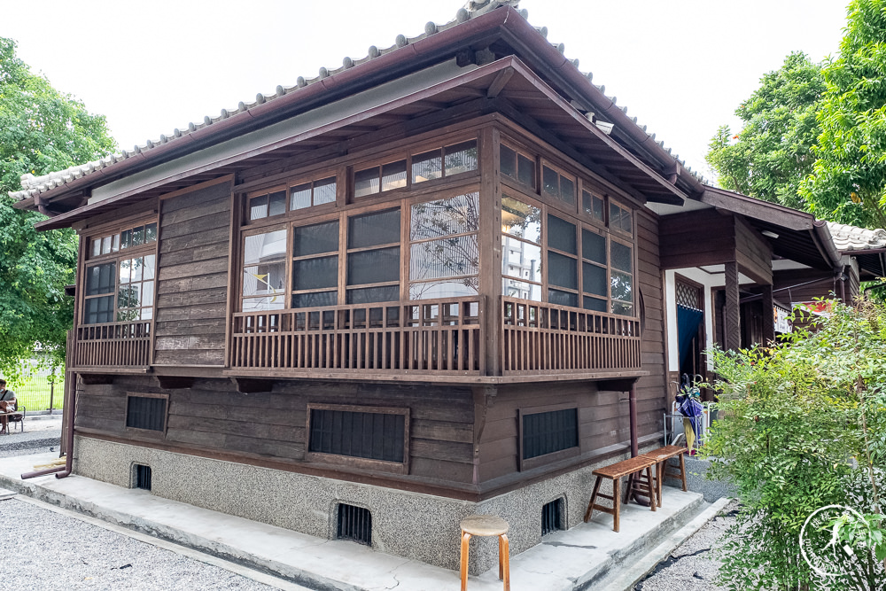 花蓮市區美食》柴犬陪你喝咖啡-咖逼小売所｜檢察長宿舍變身斗宅揀茶舍 (附菜單價格)