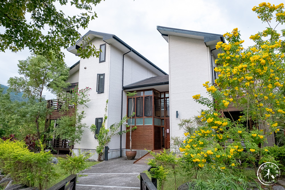 花蓮吉安住宿推薦》金澤居民宿│樹海庭園中的幽美斜頂白牆屋