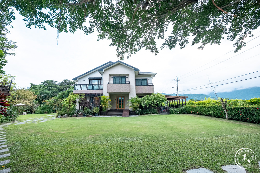 花蓮吉安住宿推薦》金澤居民宿│樹海庭園中的幽美斜頂白牆屋