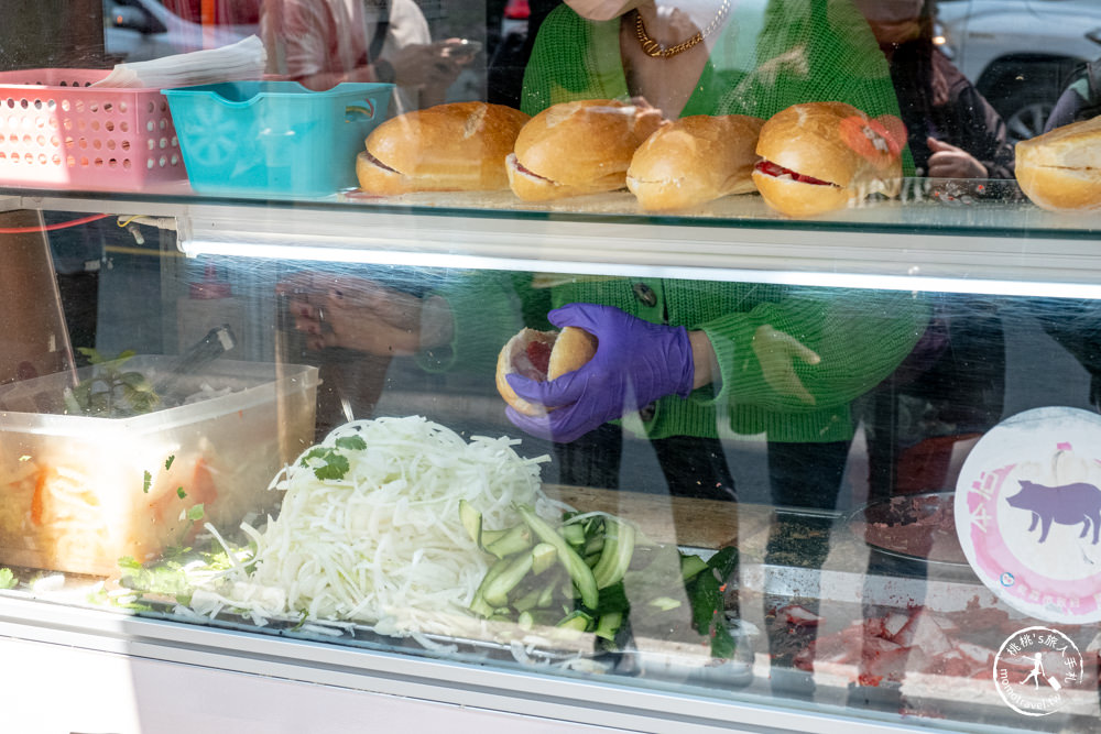桃園大園美食|亞仙烘焙坊越南麵包(大園店菜單)|桃園巨無霸越南麵包排隊推薦!