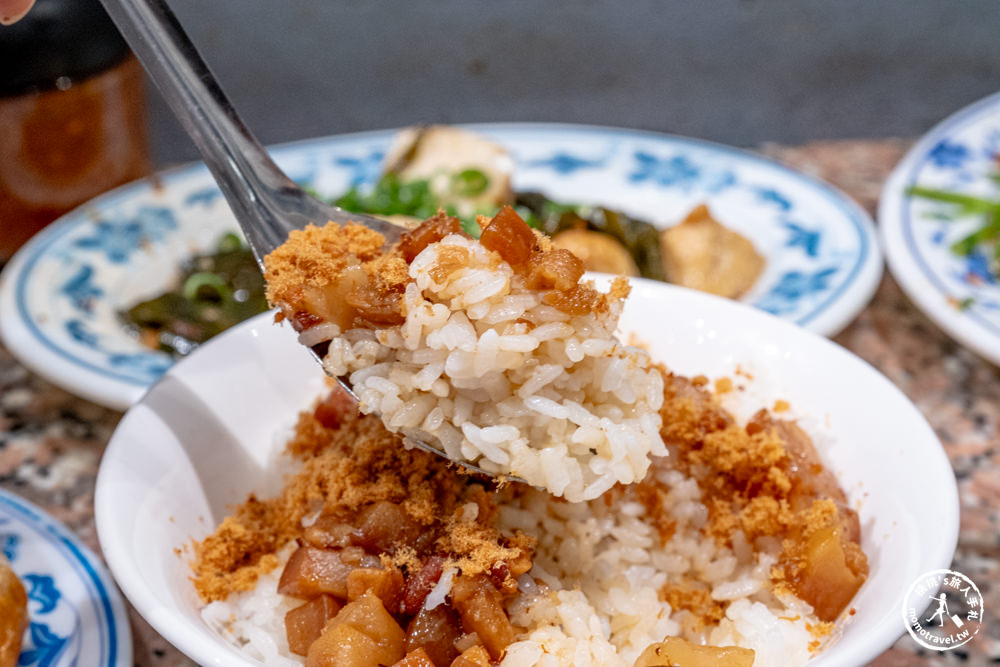 台南中西區美食|無名米糕(炮店米糕) 好吃推薦|米粒分明搭配魚鬆+肉燥，藏於巷弄依舊大排長龍(菜單價格.營業時間)