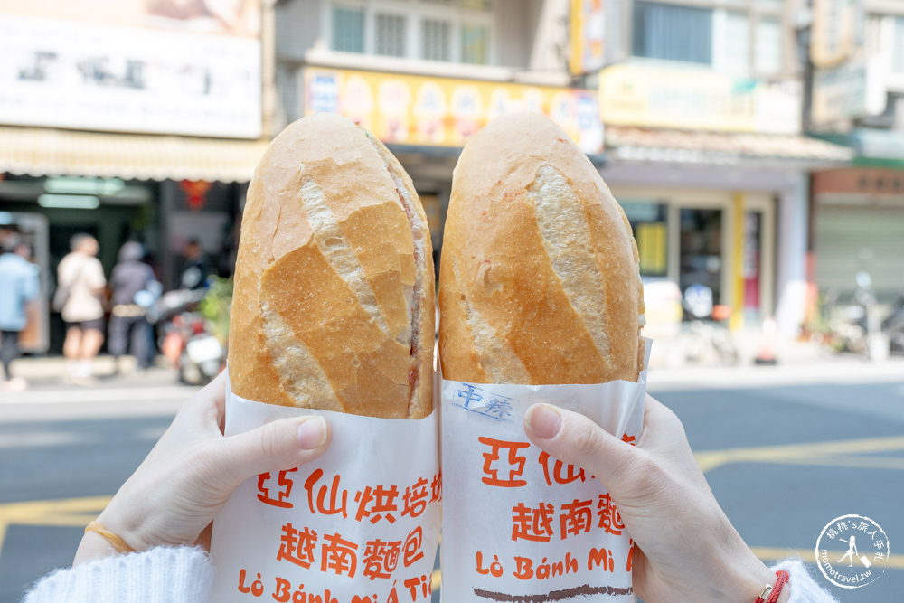 桃園大園美食|亞仙烘焙坊越南麵包(大園店菜單)|桃園巨無霸越南麵包排隊推薦!