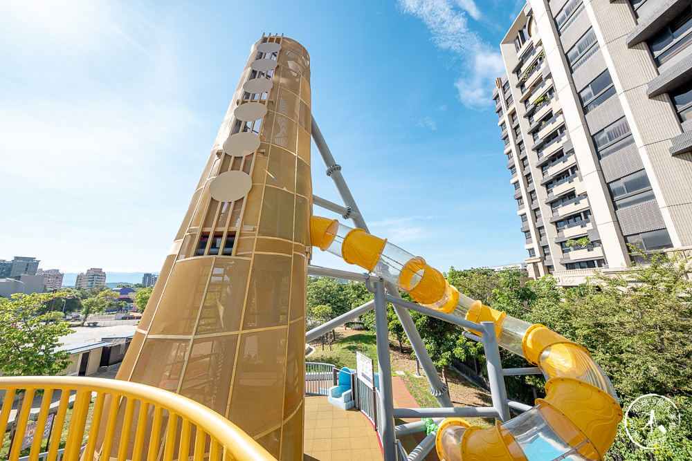 苗栗頭份景點|頭份音樂公園|7公尺高巨型薩克斯風旋轉溜滑梯+樂器共融式遊具+超大白沙坑－又一好玩親子公園登場！