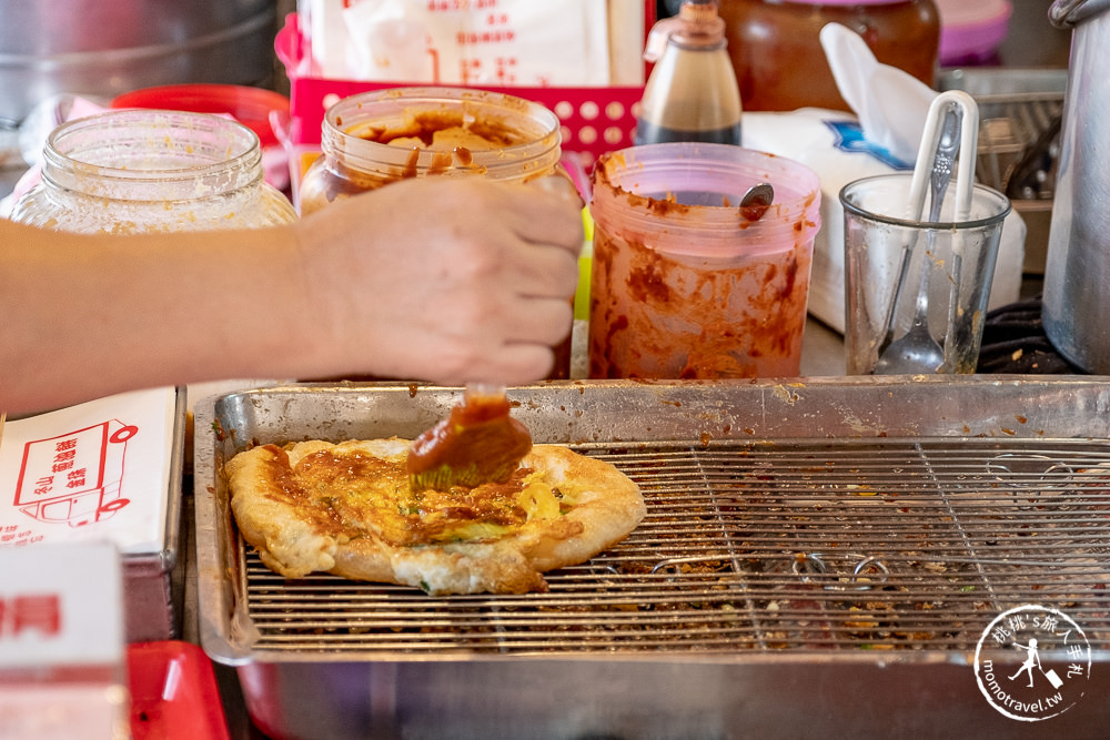 宜蘭冬山美食》冬山金珠蔥油餅│獨家Q彈餅皮+隱藏版黃金泡菜蔥油餅推薦(菜單價格)