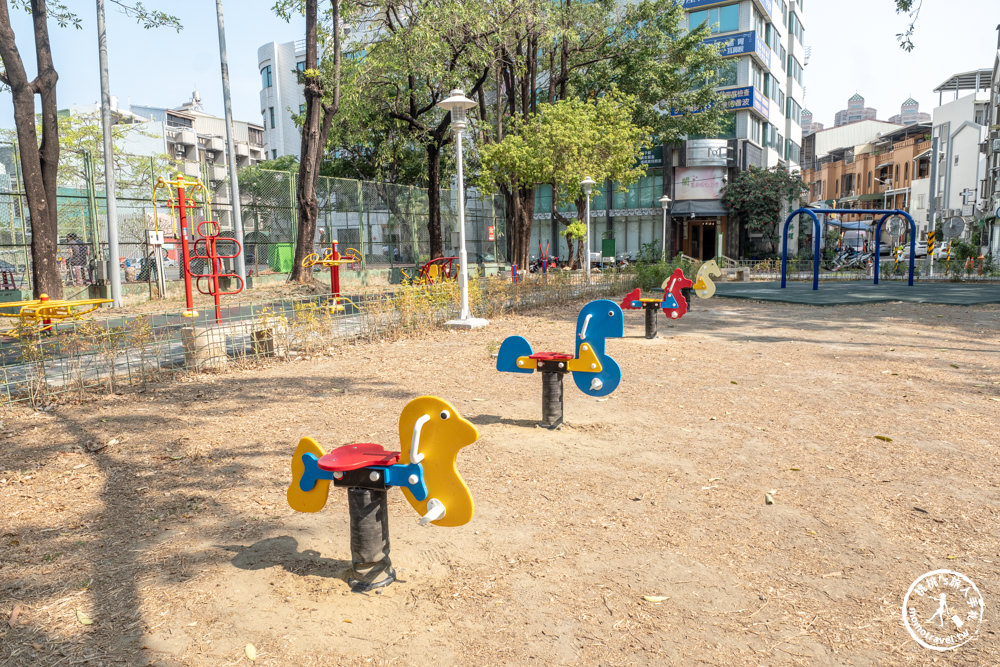 台南中西區景點|烏橋公園 大橘貓溜滑梯|台南親子公園推薦|藏金閣2館.前台南移民署旁