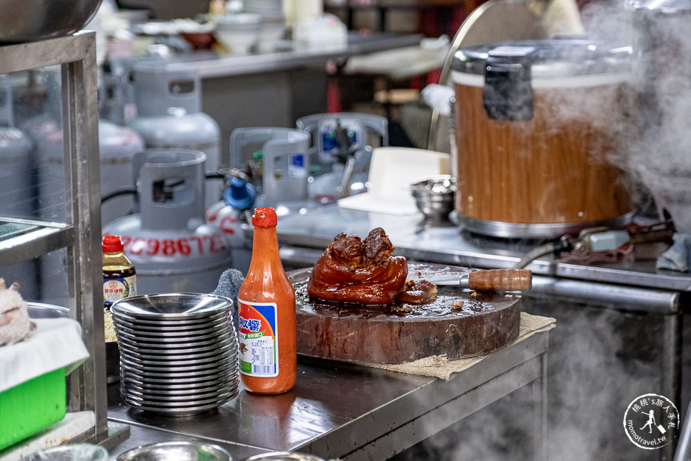 台北北投美食》矮仔財滷肉飯│市場神秘藏 位置隱密卻天天排隊! 號稱台北第一?! (含菜單價格)