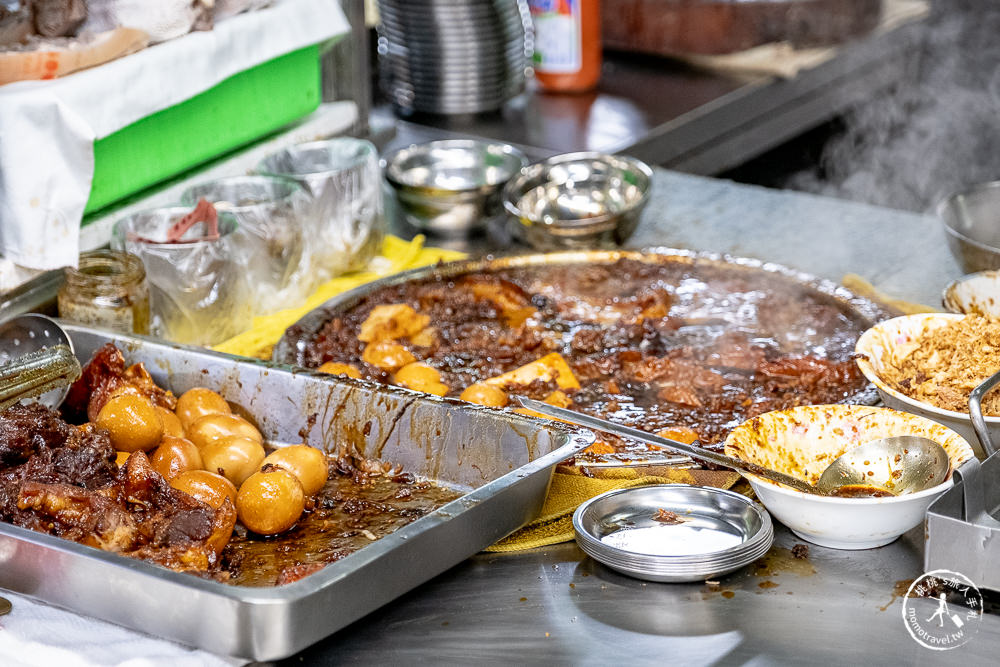 台北北投美食》矮仔財滷肉飯│市場神秘藏 位置隱密卻天天排隊! 號稱台北第一?! (含菜單價格)