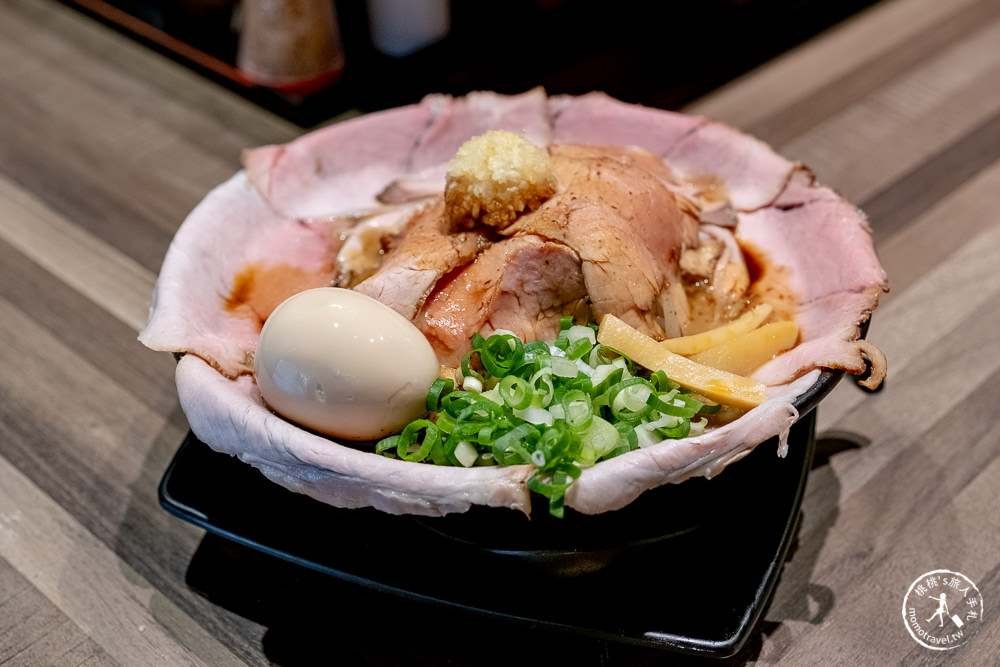 台北公館美食》鷹流東京豚骨拉麵-極匠│湯頭濃郁重口味 叉燒肉多到滿出來！(菜單價格)