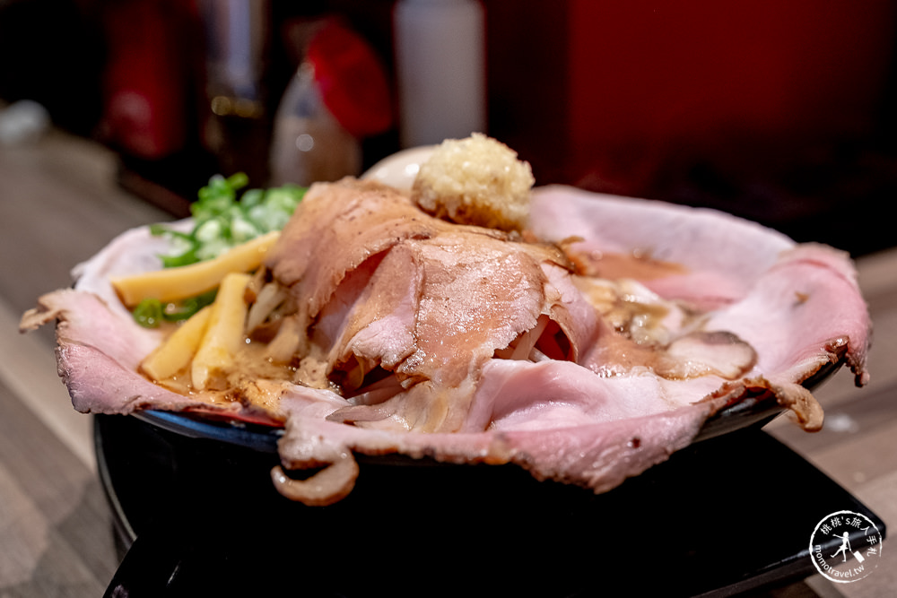 台北公館美食》鷹流東京豚骨拉麵-極匠│湯頭濃郁重口味 叉燒肉多到滿出來！(菜單價格)