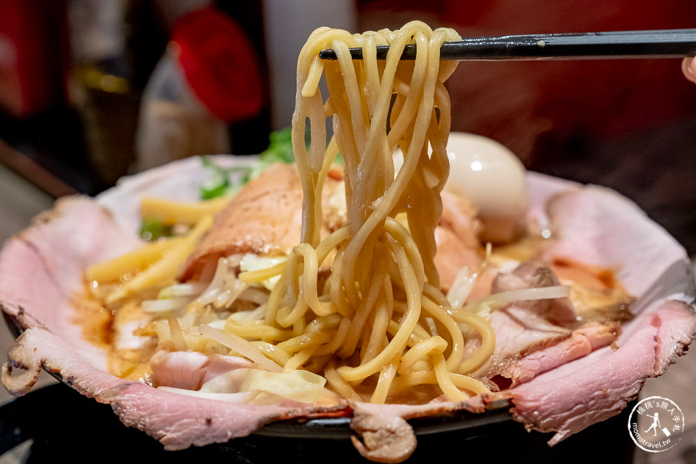 台北公館美食》鷹流東京豚骨拉麵-極匠│湯頭濃郁重口味 叉燒肉多到滿出來！(菜單價格)