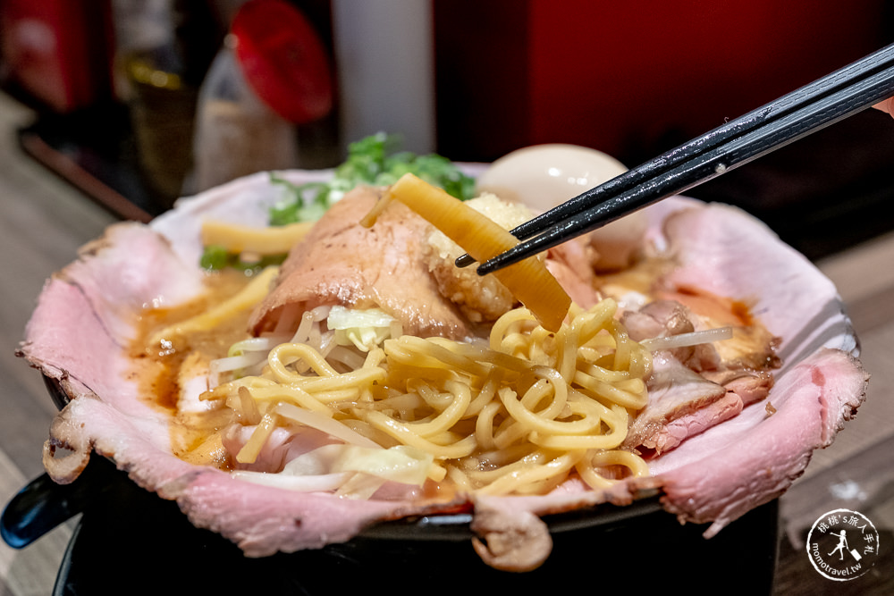 台北公館美食》鷹流東京豚骨拉麵-極匠│湯頭濃郁重口味 叉燒肉多到滿出來！(菜單價格)