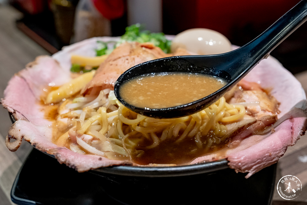 台北公館美食》鷹流東京豚骨拉麵-極匠│湯頭濃郁重口味 叉燒肉多到滿出來！(菜單價格)