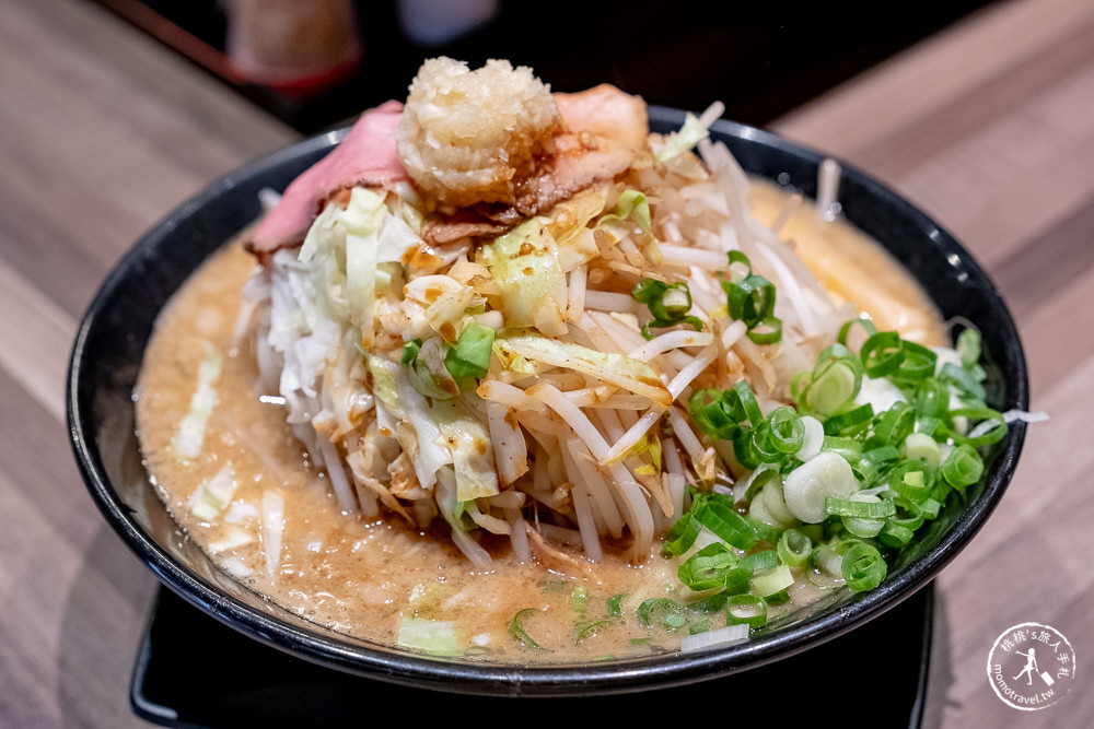 台北公館美食》鷹流東京豚骨拉麵-極匠│湯頭濃郁重口味 叉燒肉多到滿出來！(菜單價格)