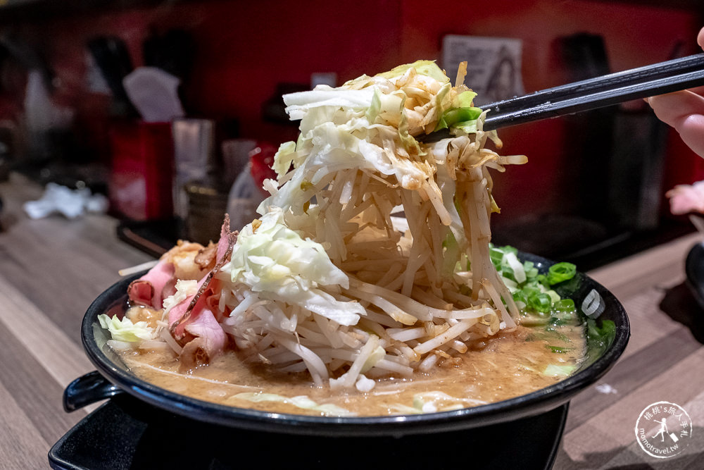 台北公館美食》鷹流東京豚骨拉麵-極匠│湯頭濃郁重口味 叉燒肉多到滿出來！(菜單價格)