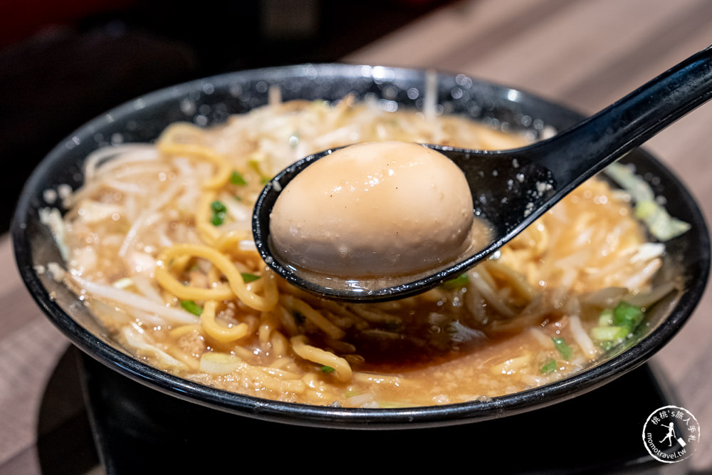 台北公館美食》鷹流東京豚骨拉麵-極匠│湯頭濃郁重口味 叉燒肉多到滿出來！(菜單價格)