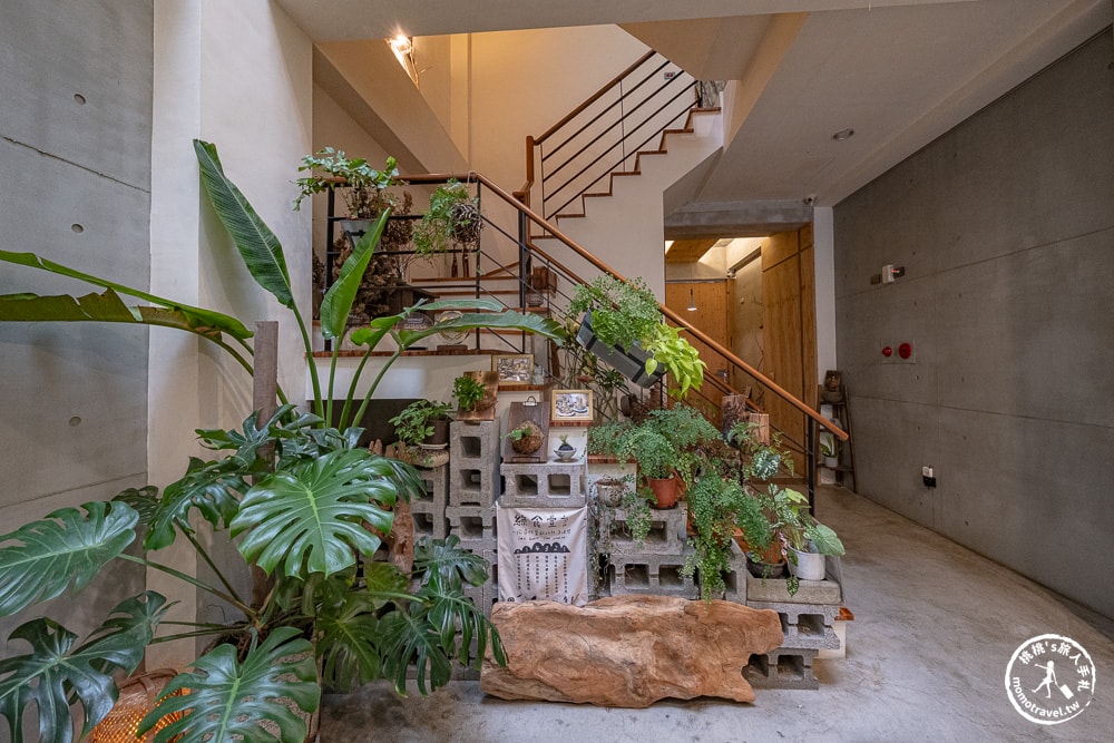 南投魚池住宿|日月潭山慕藝旅 Sun Moon Inn-質感清水模.陽光綠植.還有療癒超美的天井大廳