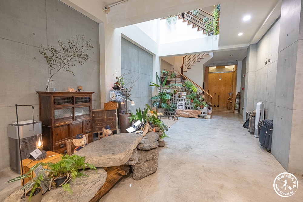 南投魚池住宿|日月潭山慕藝旅 Sun Moon Inn-質感清水模.陽光綠植.還有療癒超美的天井大廳