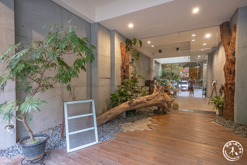 南投魚池住宿|日月潭山慕藝旅 Sun Moon Inn-質感清水模.陽光綠植.還有療癒超美的天井大廳