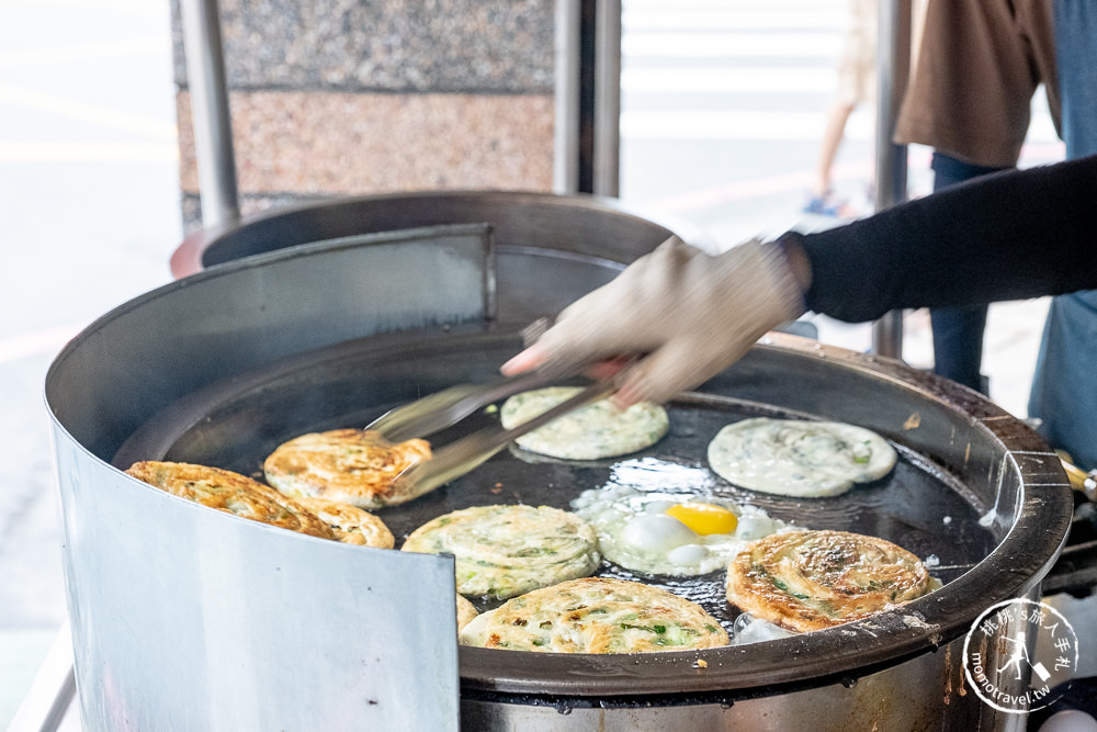 宜蘭羅東美食》義豐蔥油派│在地老字號蔥油餅名店 現煎蔥多超美味！