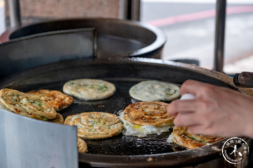 宜蘭羅東美食》義豐蔥油派│在地老字號蔥油餅名店 現煎蔥多超美味！