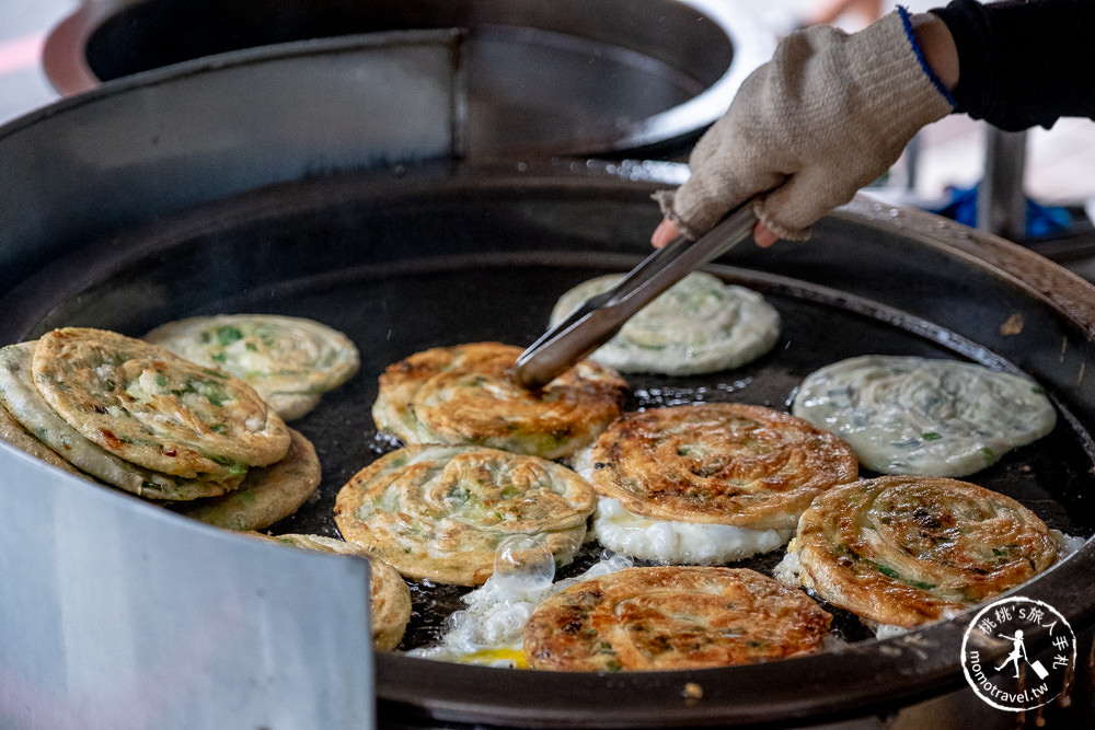 宜蘭羅東美食》義豐蔥油派│在地老字號蔥油餅名店 現煎蔥多超美味！