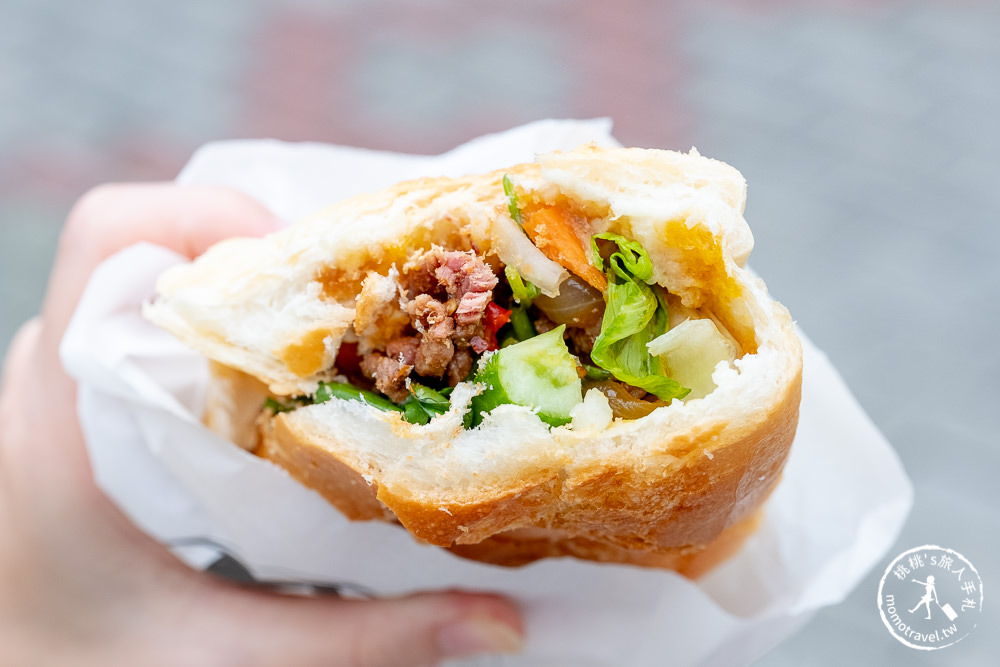 台中中區美食》台中越南法國麵包工藝│超人氣排隊法國夾心麵包.菜單價格.台中第二市場.天天饅頭旁