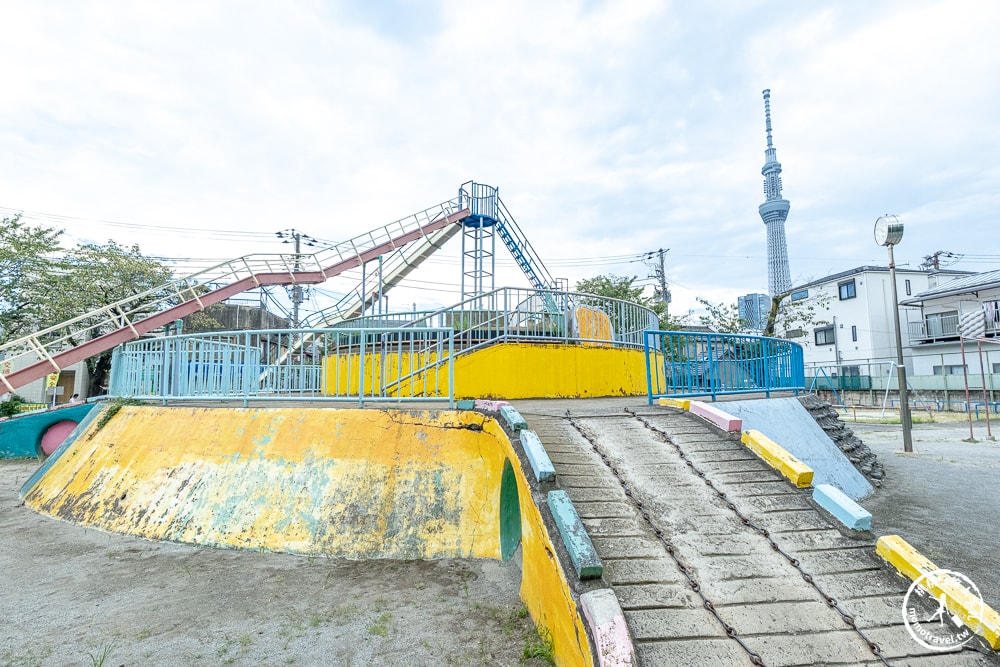 東京墨田區景點|京島南公園-登上超高溜滑梯與晴空塔同框-押上站周邊推薦