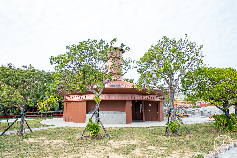 苗栗竹南景點》竹南啤酒廠2021新增拍照點(免門票)│啤酒公園五層樓高巨大啤酒瓶來這拍！