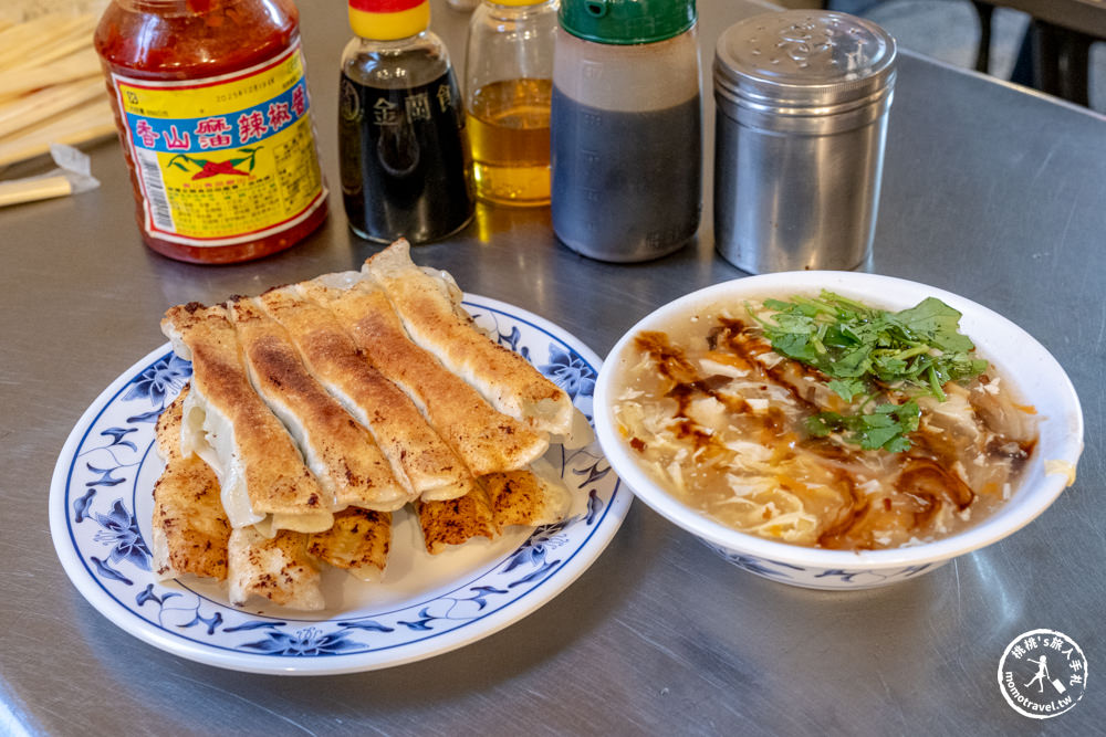 基隆市區美食|基隆廟口夜市必吃！北平鍋貼水餃：酥脆細長鍋貼+爆滿料酸辣湯(菜單價格.營業時間)