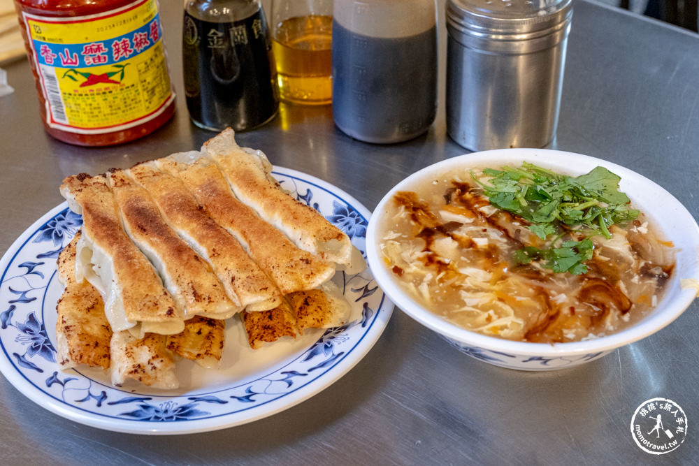 基隆市區美食|基隆廟口夜市必吃！北平鍋貼水餃：酥脆細長鍋貼+爆滿料酸辣湯(菜單價格.營業時間)