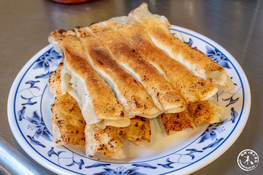 基隆市區美食|基隆廟口夜市必吃！北平鍋貼水餃：酥脆細長鍋貼+爆滿料酸辣湯(菜單價格.營業時間)