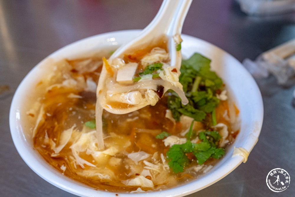 基隆市區美食|基隆廟口夜市必吃！北平鍋貼水餃：酥脆細長鍋貼+爆滿料酸辣湯(菜單價格.營業時間)