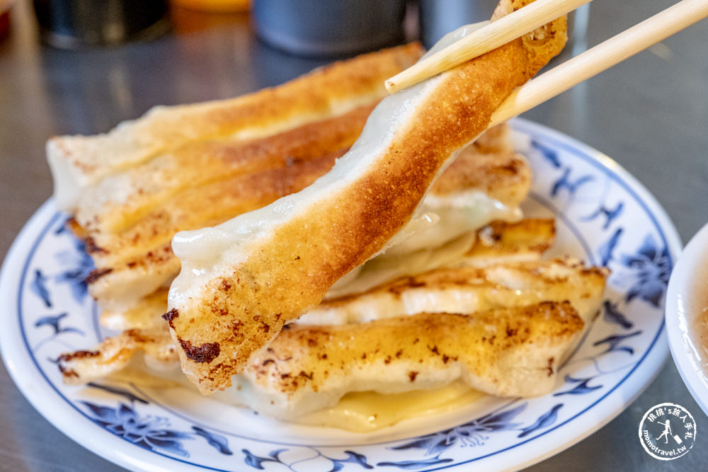 基隆市區美食|基隆廟口夜市必吃！北平鍋貼水餃：酥脆細長鍋貼+爆滿料酸辣湯(菜單價格.營業時間)