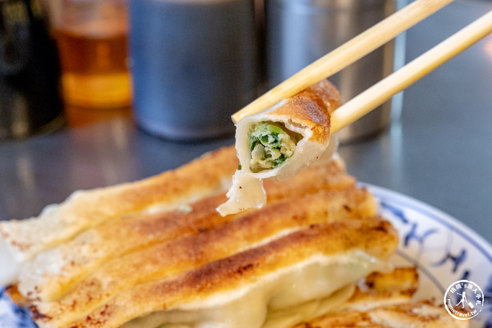 基隆市區美食|基隆廟口夜市必吃！北平鍋貼水餃：酥脆細長鍋貼+爆滿料酸辣湯(菜單價格.營業時間)
