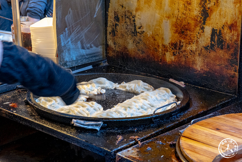 基隆市區美食|基隆廟口夜市必吃！北平鍋貼水餃：酥脆細長鍋貼+爆滿料酸辣湯(菜單價格.營業時間)