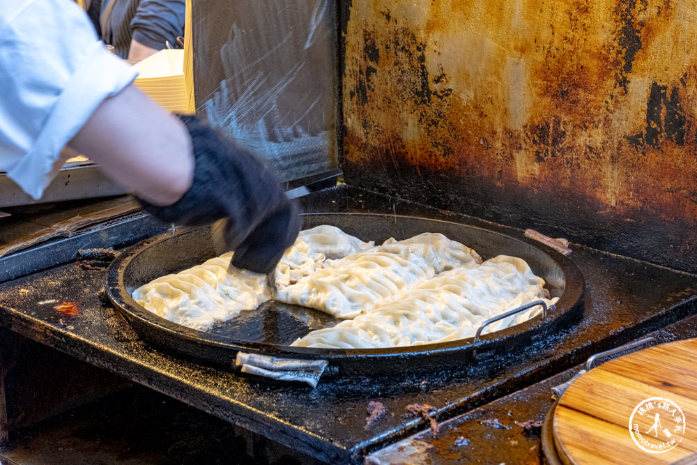 基隆市區美食|基隆廟口夜市必吃！北平鍋貼水餃：酥脆細長鍋貼+爆滿料酸辣湯(菜單價格.營業時間)