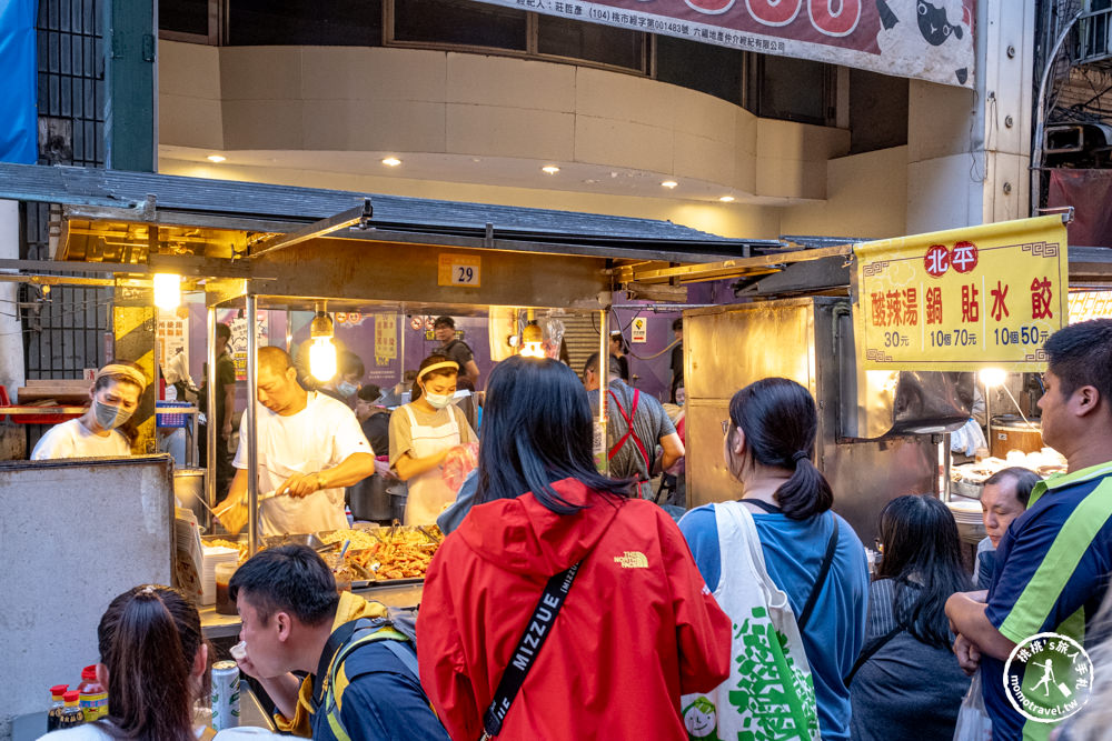 基隆市區美食|基隆廟口夜市必吃！北平鍋貼水餃：酥脆細長鍋貼+爆滿料酸辣湯(菜單價格.營業時間)