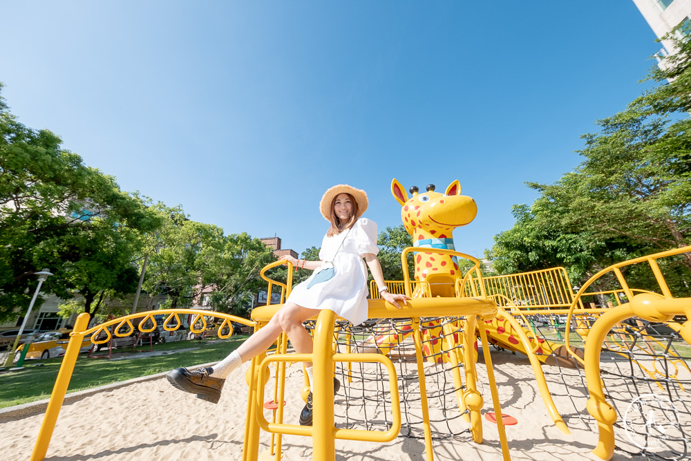 花蓮市區景點|長頸鹿親子公園|特色長頸鹿溜滑梯.白色大沙池.U型攀爬網架.野餐大草地 推薦放電必來!!