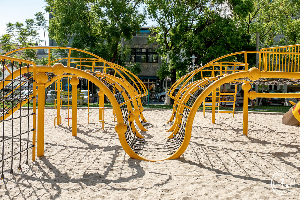 花蓮市區景點|長頸鹿親子公園|特色長頸鹿溜滑梯.白色大沙池.U型攀爬網架.野餐大草地 推薦放電必來!!