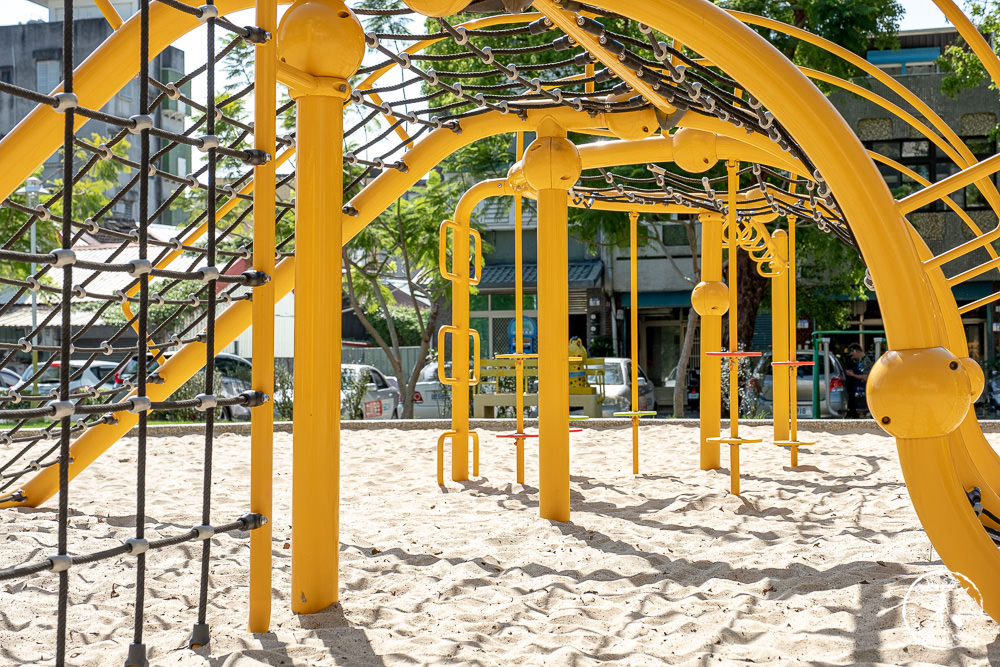 花蓮市區景點|長頸鹿親子公園|特色長頸鹿溜滑梯.白色大沙池.U型攀爬網架.野餐大草地 推薦放電必來!!