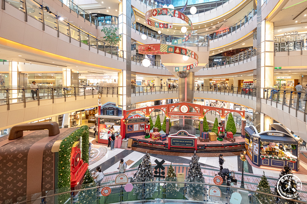 不知道去哪，那就去大江！桃園最好逛的商場，2025年最具話題的年輕人一條街！全桃最美打卡mall 室內聖誕車站、聖誕市集 就在大江購物中心！