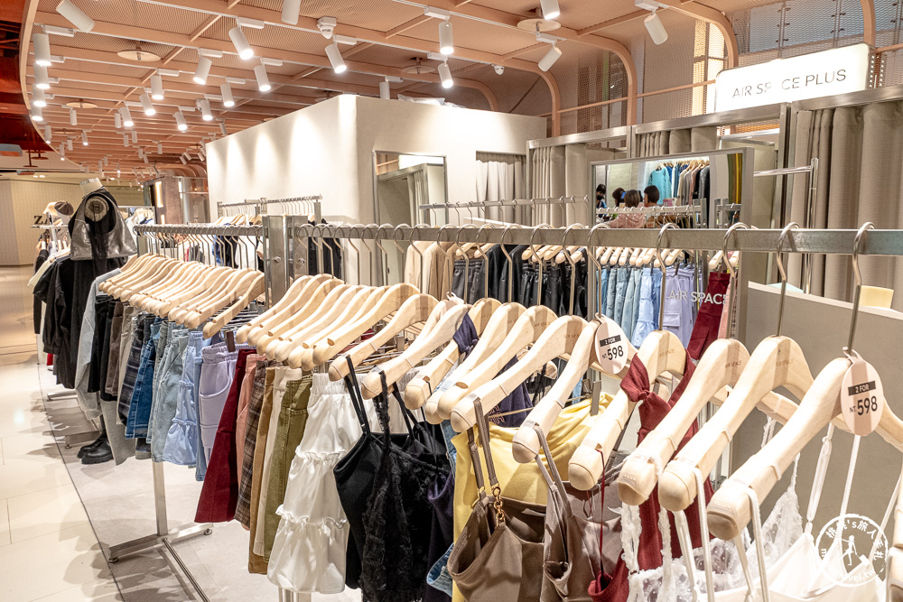 不知道去哪，那就去大江！桃園最好逛的商場，2025年最具話題的年輕人一條街！全桃最美打卡mall 室內聖誕車站、聖誕市集 就在大江購物中心！