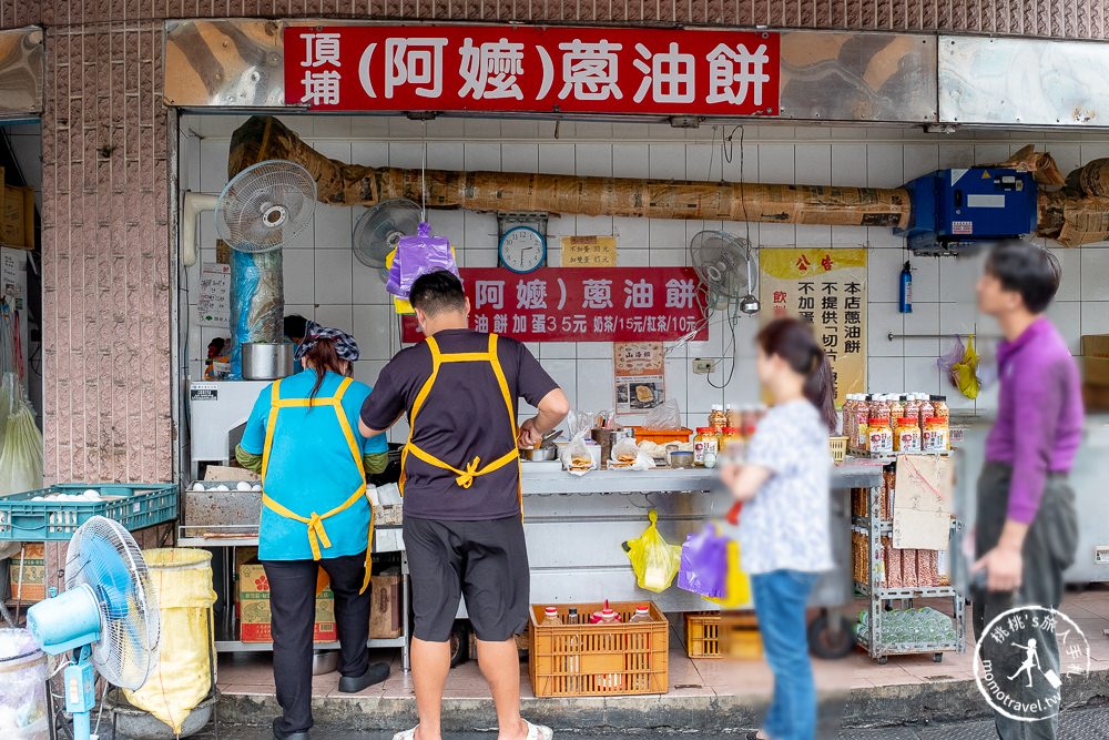 宜蘭頭城美食》頂埔阿嬤蔥油餅│一開門就排隊 饕客網友都大推的老店