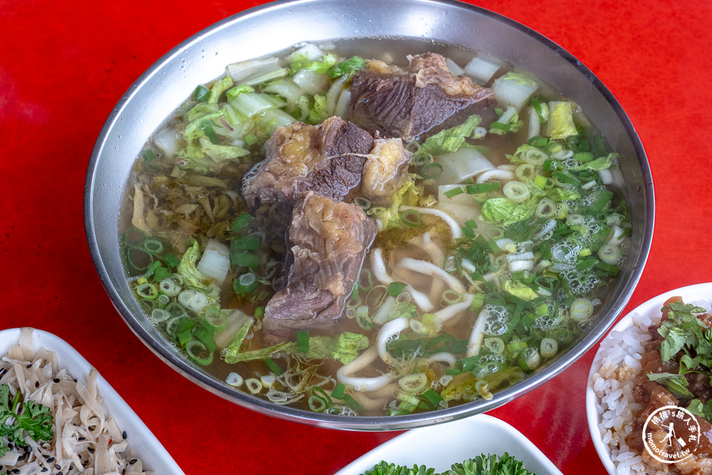 花蓮鳳林美食|孫叔叔牛骨牛肉麵|清爽頭頭肉大塊.加碼推薦滷肉飯(菜單價格.營業時間)