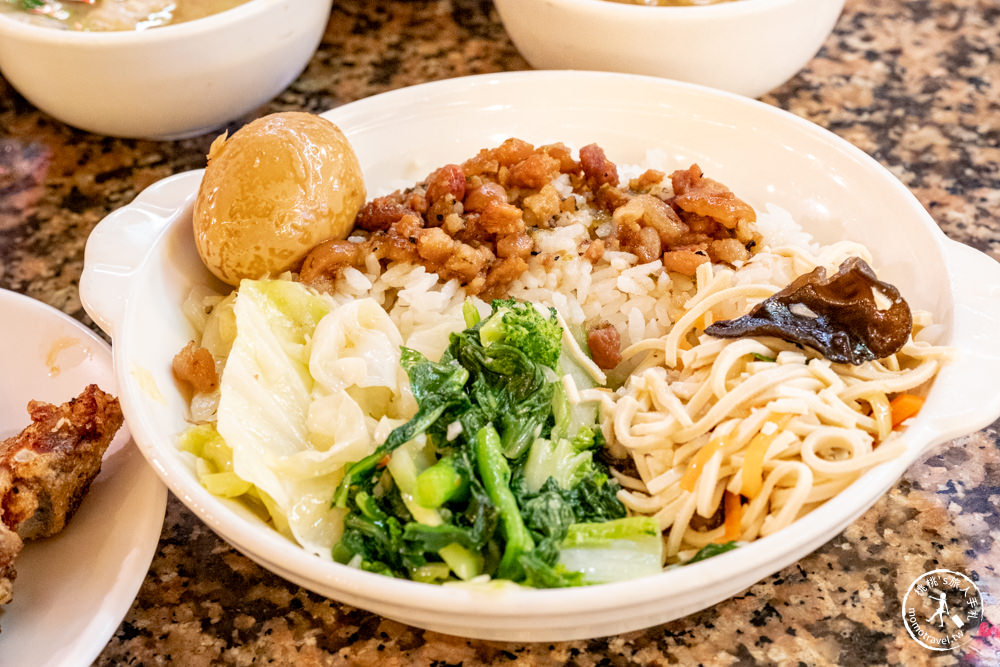 台北市中正區美食|東一排骨總店|復古懷舊西餐廳夜總會，一秒回到西門町黃金70年代 (附菜單價格)
