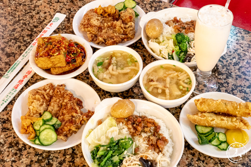台北市中正區美食|東一排骨總店|復古懷舊西餐廳夜總會，一秒回到西門町黃金70年代 (附菜單價格)