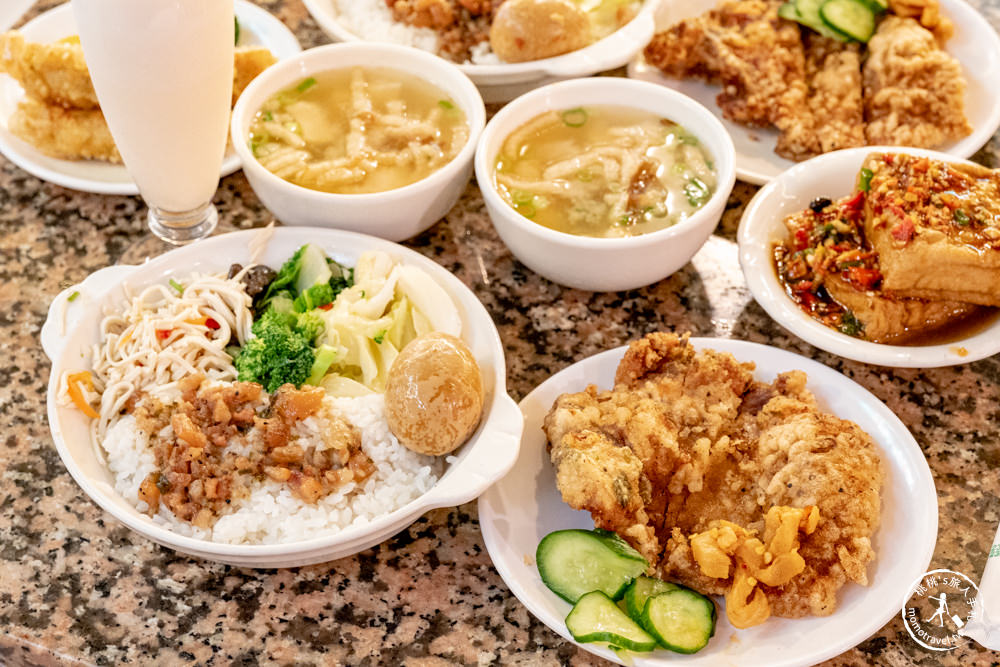 台北市中正區美食|東一排骨總店|復古懷舊西餐廳夜總會，一秒回到西門町黃金70年代 (附菜單價格)