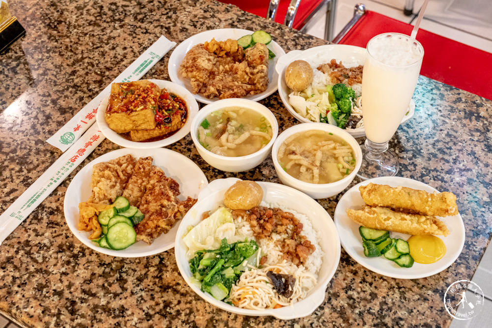 台北市中正區美食|東一排骨總店|復古懷舊西餐廳夜總會，一秒回到西門町黃金70年代 (附菜單價格)