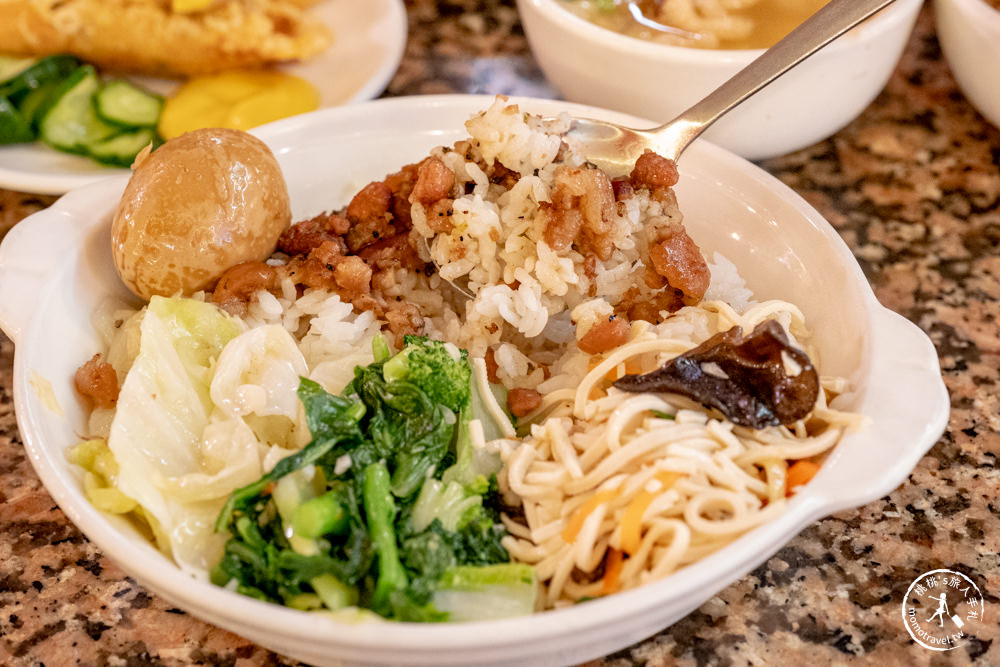 台北市中正區美食|東一排骨總店|復古懷舊西餐廳夜總會，一秒回到西門町黃金70年代 (附菜單價格)